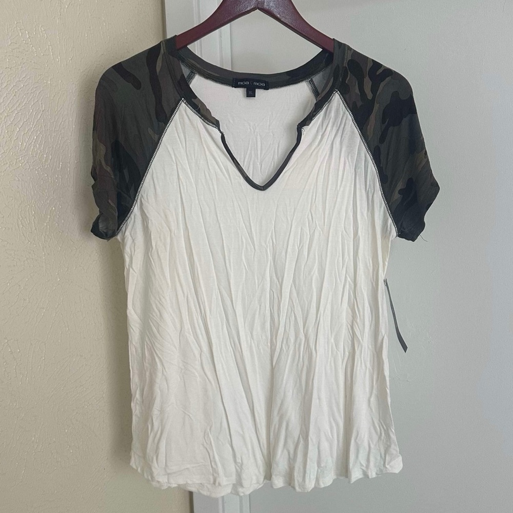 Mia Mia Women’s Camo and White V neck T shirt XL *NWT*